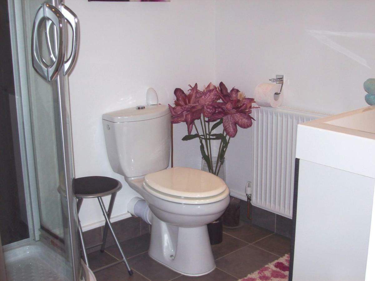 Le Rocher B&B Yvrandes Екстер'єр фото